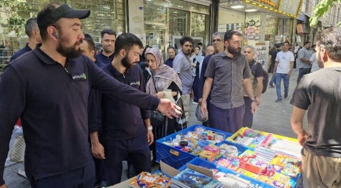آغاز طرح ساماندهی ۲۵٠ دستفروش محور ۱۵خرداد ترددهای شهروندان در محدوده بازار تهران تسهیل می‌شود