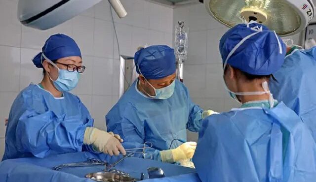 نجات معجزه‌آسای مردی که بازوی رباتیک گردنش را برید!