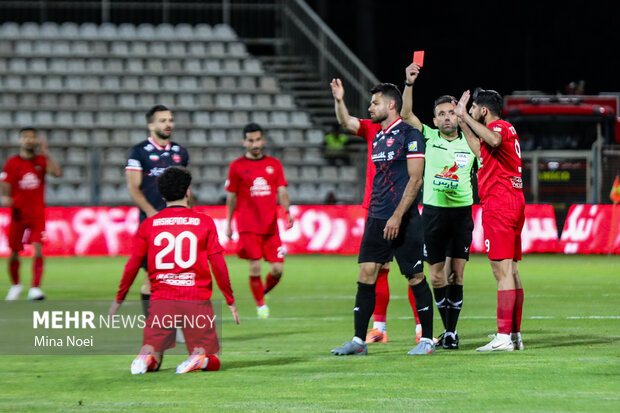 خلیل‌زاده باید اخراج می‌شد؛بازیکن تراکتور کول‌انداز زد